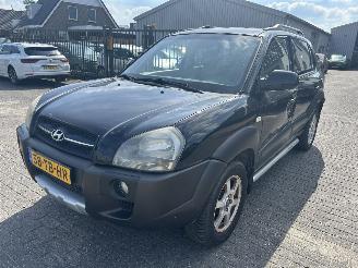 damaged passenger cars Hyundai Tucson 2.0i Style 2006/7