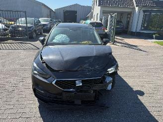 Voiture accidenté Seat Leon Sportstourer 1.0 eTSI Style Business  Automaat 2023/11
