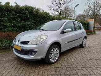 Schadeauto Renault Clio 1.2-16V Special Rip Curl 2008/11