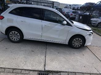 skadebil auto Mercedes B-klasse B200D Automaat 2021/8