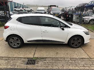 krockskadad bil auto Renault Clio 15dci 66kW E6 Night & Day 2015/12