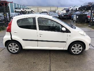 uszkodzony samochody osobowe Peugeot 107 5 drs Airco 2010/4