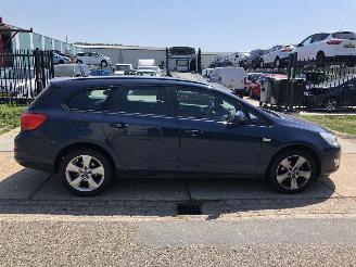 Voiture accidenté Opel Astra 14i 103kW E5 Automaat SPORTS TOURER 2011/4