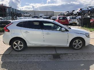 Schadeauto Volvo V-40 2.0 T2 Momentum 90kW E6 2015/10