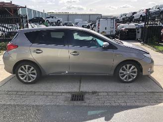 skadebil auto Toyota Auris 1.8 Hybrid Executive Automaat 2014/8