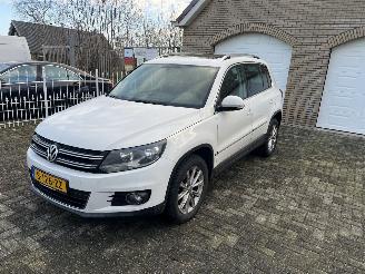 damaged passenger cars Volkswagen Tiguan Weinig km !! 2012/4
