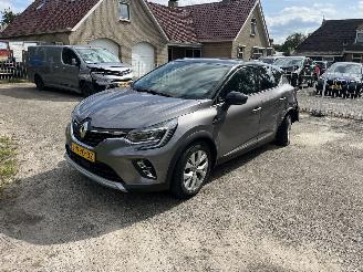 Schadeauto Renault Captur E-TECH PLUG-IN HYBRID weinig km !! 2021/5