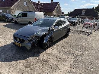 krockskadad bil auto Volvo V-40 R-design 1.5 t3 Automaat weinig km !! 2019/3
