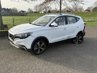 krockskadad bil auto MG ZS EV Luxury 45 kWh Panorama / Leer 2021/6