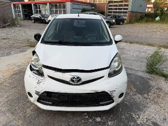 damaged passenger cars Toyota Aygo 1.0 VVT-i 2013/8