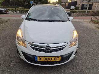Schadeauto Opel Corsa 1.4 16v color edition 2011/5