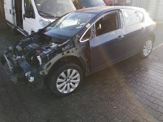 Coche siniestrado Opel Astra Astra J (PC6/PD6/PE6/PF6), Hatchback 5-drs, 2009 / 2015 1.4 Turbo 16V 2012