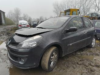Auto da rottamare Renault Clio 1.4-16V Dynamique Luxe 2006/4