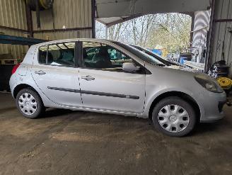 demontáž osobní automobily Renault Clio 1.2-16V Dynamique Comfort 2006/3
