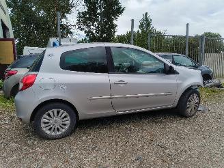 Damaged car Renault Clio Clio 1.2 Collection 2010/1