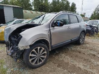 Damaged car Nissan Qashqai+2 Quashqai+2 2.0 Optima 2010/1