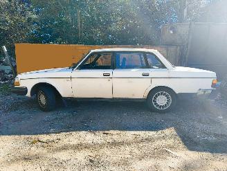 Vrakbiler auto Volvo 240 DL AUTOMATIC 1982/1