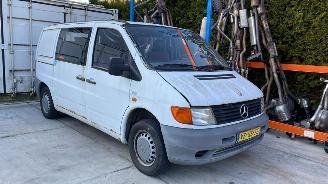 Schadeauto Mercedes Vito 2.3 108D Bus  Diesel 2.299cc 58kW (79pk) FWD 1996-02/1999-01 (638.164) OM601942 1997/7
