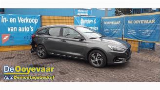 Coche siniestrado Hyundai I-30 i30 Wagon (PDEF5), Combi, 2017 1.0 T-GDI 12V Hybrid 48V 2022/9
