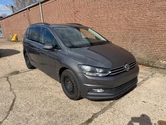 Damaged car Volkswagen Touran 1.2 TSI 7 Persoons 2015/10