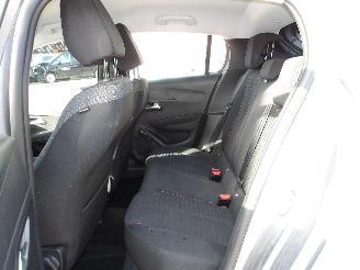 Peugeot 208  picture 18