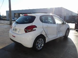 Peugeot 208  picture 6