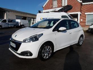 krockskadad bil auto Peugeot 208  2019/7