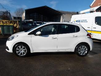 Peugeot 208  picture 9