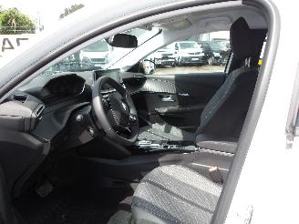 Peugeot 208  picture 16
