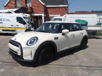 damaged passenger cars Mini One  2022/8