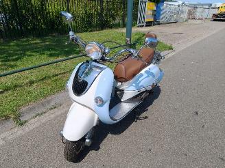 damaged scooters Znen ZN50QT-HS snorscooter met origineel 279 km gelopen !!!! 2010/7