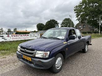 skadebil bedrijf Toyota Hilux 2.5 D4-D 90 EXTRA open laadbak / pick-up 113.641 km N.A.P. 2005/6