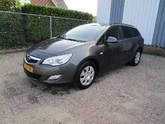Voiture accidenté Opel Astra 2.0 CDTI Navi Clima 6-Bak 2011/10