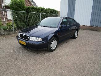 Damaged car Skoda Octavia 1.6 Airco Radio/CD 2000/9