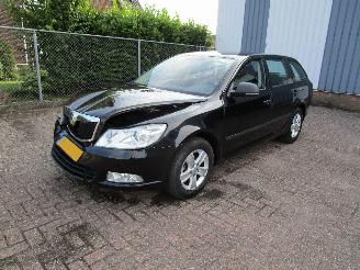 damaged passenger cars Skoda Octavia 1.6 TDI Clima Radio/CD 6-Bak 2012/10