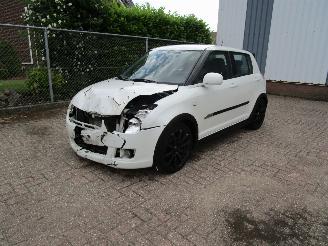 Vaurioauto  passenger cars Suzuki Swift 1.3 Airco Radio/CD Parelmoer Wit 2009/1