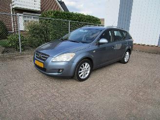 damaged passenger cars Kia Ceed 1.6 CRDI Navi Airco Radio/CD 2009/5
