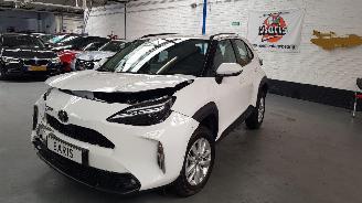 Vaurioauto  passenger cars Toyota Yaris Cross 1.5 12V AUT HYBRID 115 SUV  ELEKTRISCH BENZ 1.490CC 85KW 116PK 2024/5