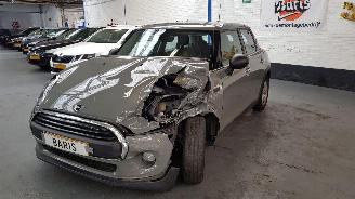 krockskadad bil auto Mini One 1.5 12V ONE FIRST 4DRS BENZ 1.499CC 55KW 75PK 2018/7