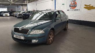 Vaurioauto  passenger cars Skoda Octavia 1.6 MPI  BENZ 1.598 CC 75 KW 102 PK SEDAN 2008/9