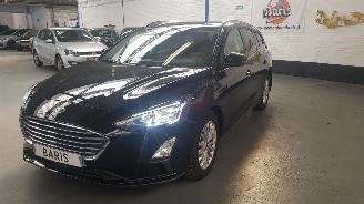 Unfallwagen Ford Focus 1.5 ECOBOOST 12V COMBI  BENZ 1.496CC 110KW 150PK 2020/12