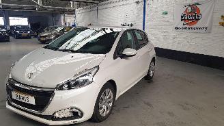 Vaurioauto  passenger cars Peugeot 208 1.2 PureTech Active 2017/5