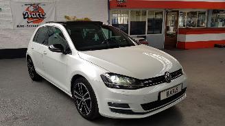uszkodzony samochody osobowe Volkswagen Golf 1.2 TSI BENZ AUT 77 KW 105 PK 2014/6