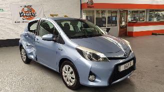 Voiture accidenté Toyota Yaris 1.5 16V HYBRID AUT  ELEKTRISCH-BENZ 1.497CC 74KW 101PK 2014/1