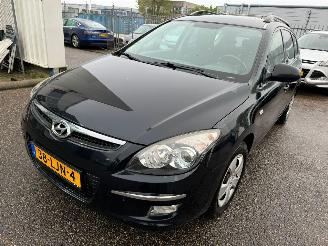 Auto incidentate Hyundai I-30 i30 CW 1.4i Blue Dynamic  80 kW / 109 PK(MOTORSCHADE) 2010/4