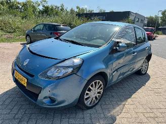 Vaurioauto  passenger cars Renault Clio 1.6 Dynamique AUTOMAAT 2010/4