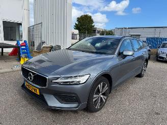 krockskadad bil auto Volvo V-60 2.0 AUTOMAAT B3 Momentum Advantage BJ 2020 173.834 KM 2020/11