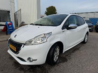 Schadeauto Peugeot 208 1.2 VTi Style 2015/1