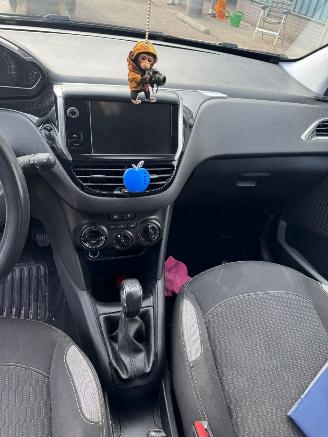 Peugeot 208 1.2 VTi Style picture 13
