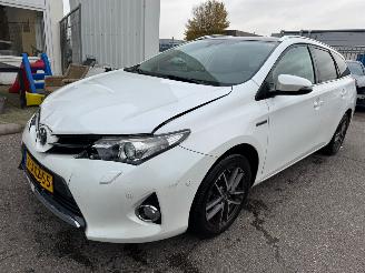 damaged passenger cars Toyota Auris Touring Sports 1.8 AUTOMAAT Hybrid Lease BJ 2014 326.564 KM 2014/11